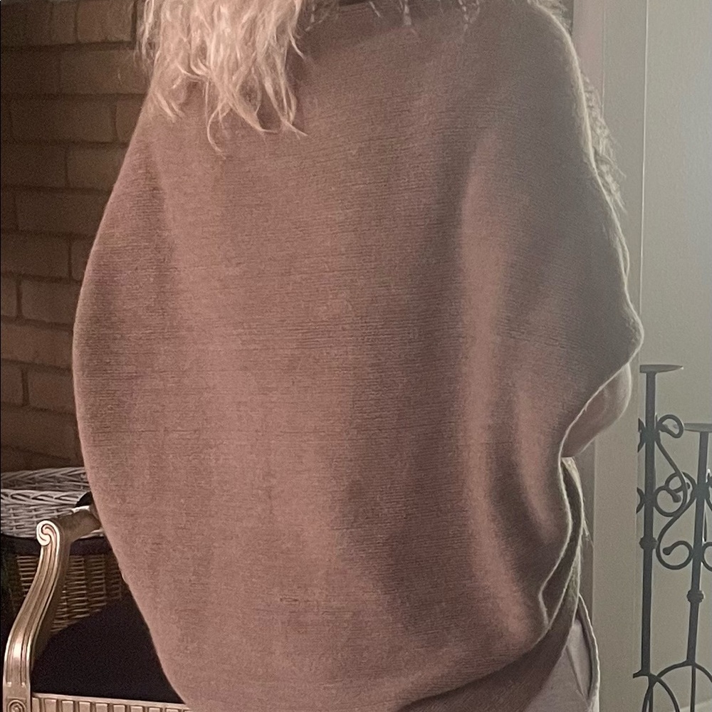 Brown warm cozy gorgeous sweater whit a feather elegant neck